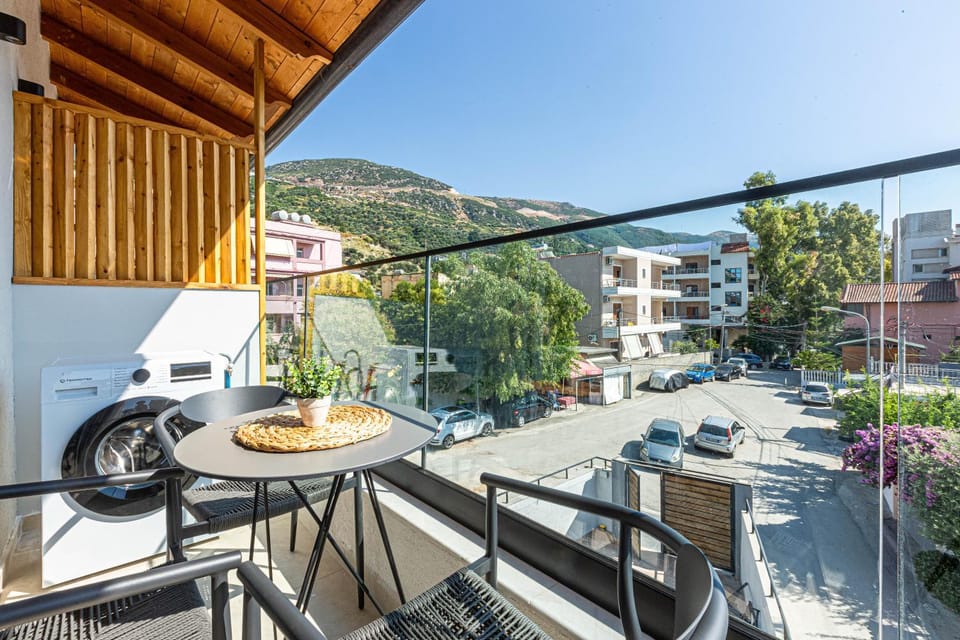 Property building, Day, Neighbourhood, Natural landscape, Balcony/Terrace, Mountain view, Street view, Location, Parking