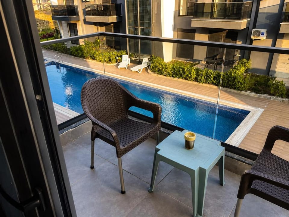 Day, View (from property/room), Balcony/Terrace, Seating area, Pool view, Swimming pool, sunbed