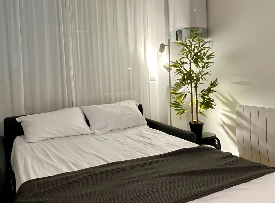 Bed, Living room