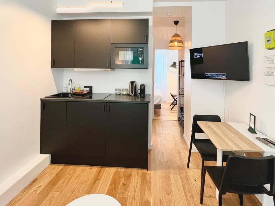 TV and multimedia, Kitchen or kitchenette, Dining area, stove