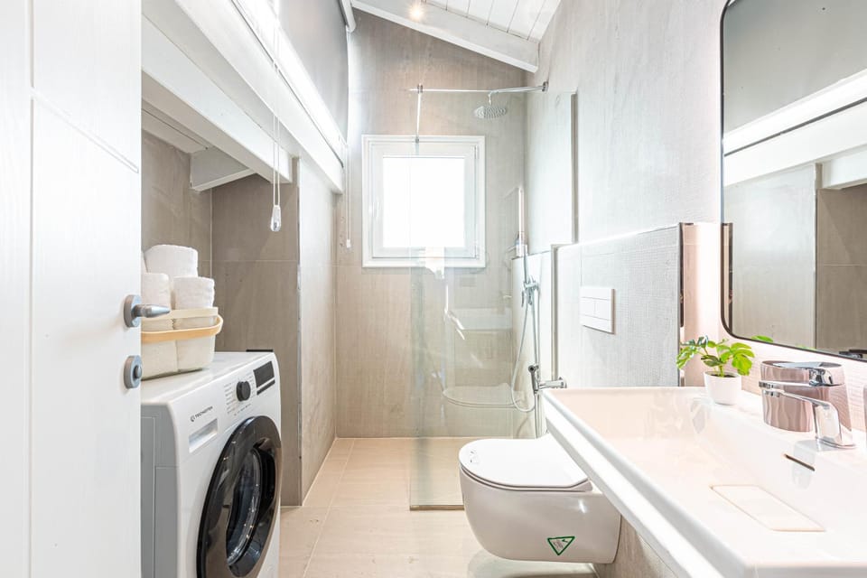 Shower, Toilet, Bathroom, towels, washing machine