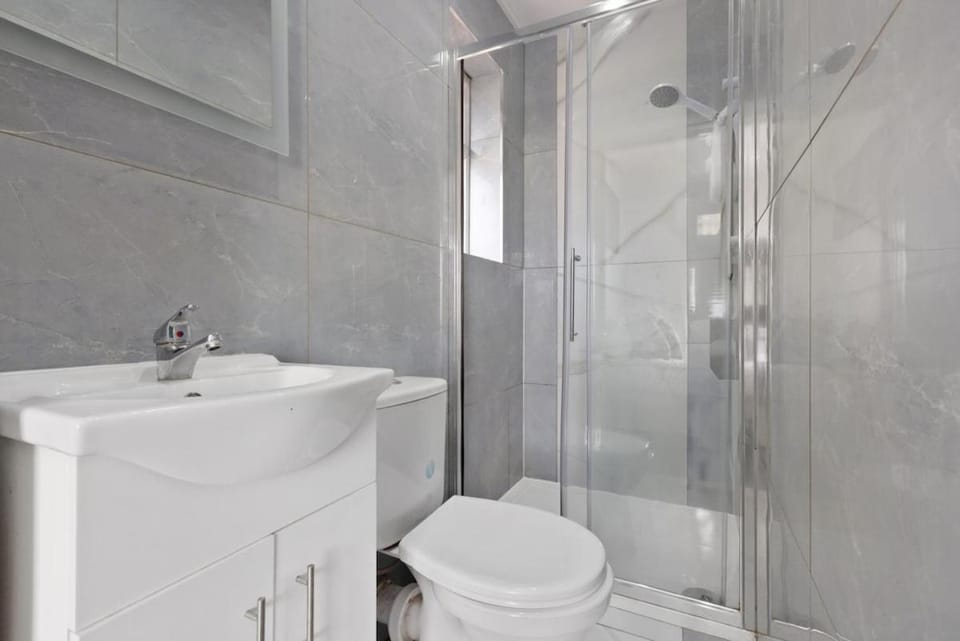 Shower, Toilet