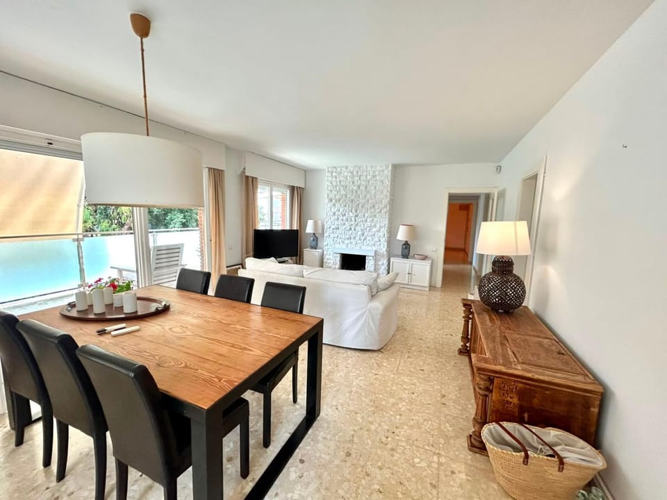Bed, TV and multimedia, Living room, Seating area, Dining area