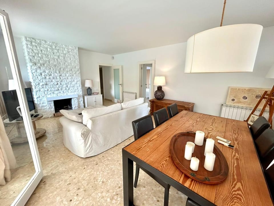TV and multimedia, Living room, Seating area, Dining area