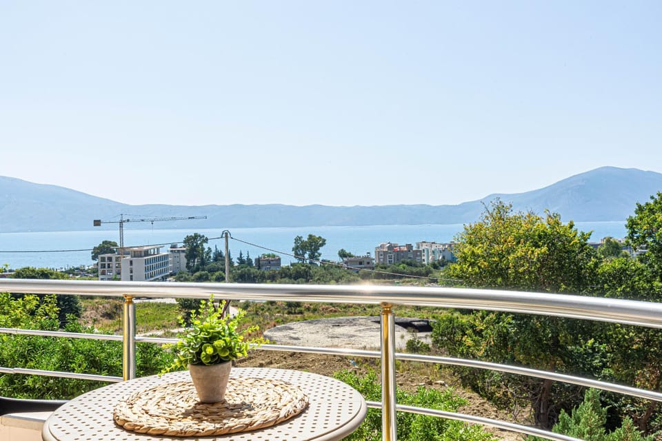 Property building, Natural landscape, Balcony/Terrace, Sea view