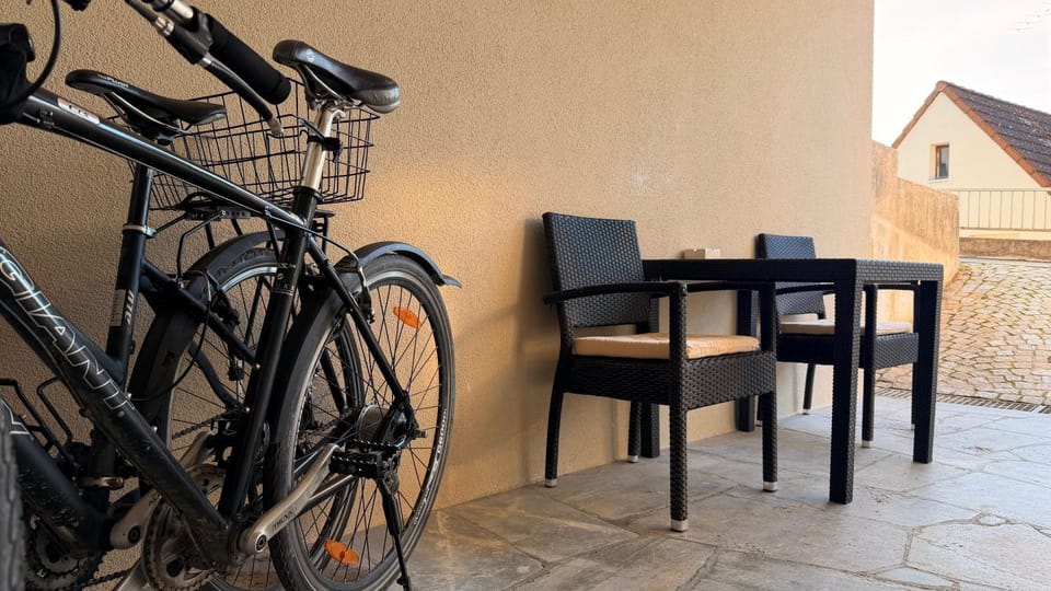 Property building, Day, Balcony/Terrace, Dining area, Cycling