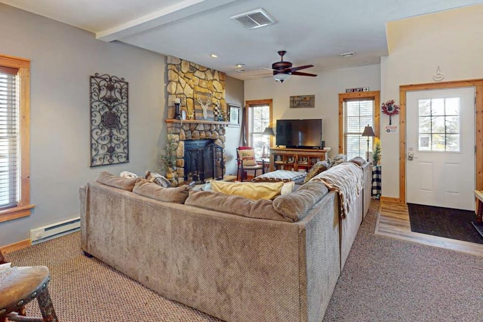 Cozy Home Near Waterpark - Hot Tub and Deck House in Pocono Mountains