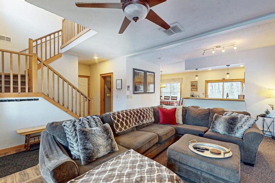Cozy Home Near Waterpark - Hot Tub and Deck House in Pocono Mountains