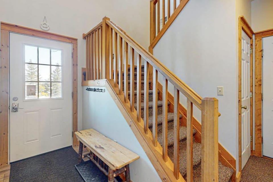 Cozy Home Near Waterpark - Hot Tub and Deck House in Pocono Mountains