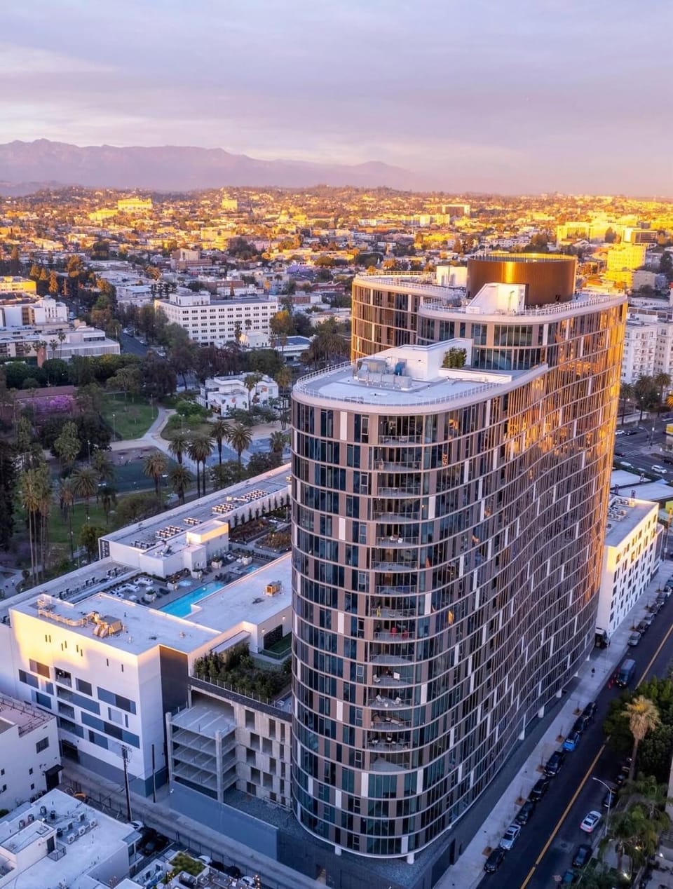 Highrise 2 bedroom 3 beds apt in Koreatown Apartment in Eagle Rock