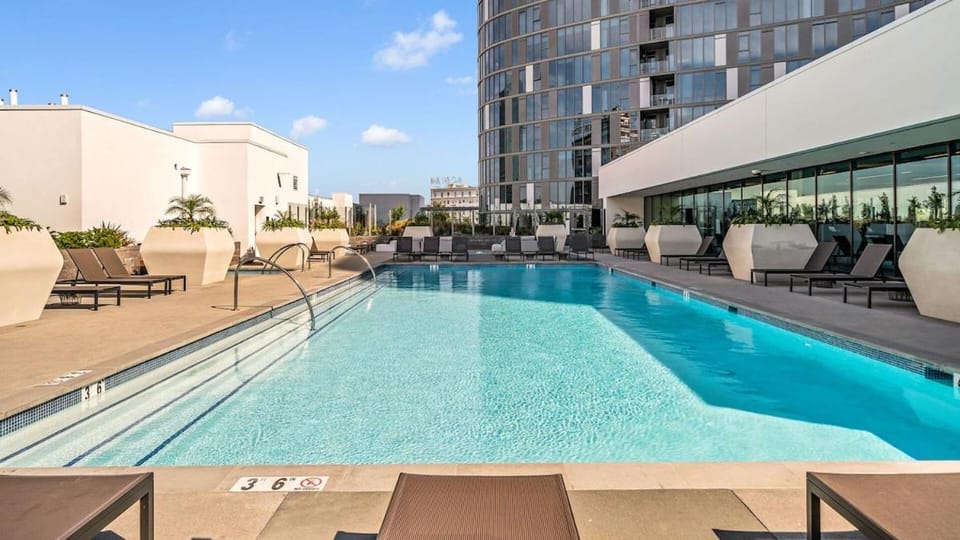 Highrise 2 bedroom 3 beds apt in Koreatown Apartment in Eagle Rock