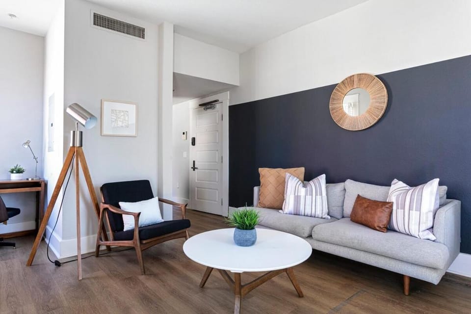 Roomy 2BR Hotel Suite Sleeps 5 in Central Gaslamp Apartment in Gaslamp Quarter