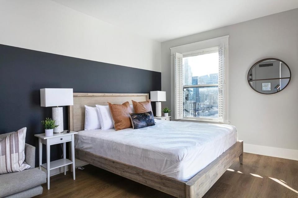 Roomy 2BR Hotel Suite Sleeps 5 in Central Gaslamp Apartment in Gaslamp Quarter