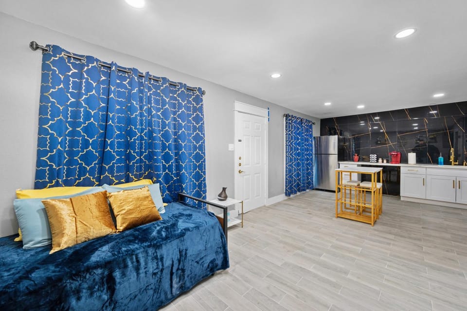 Inviting 2BR Home with Pool & Free Park Apartment in Harris County
