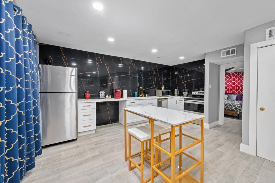 Inviting 2BR Home with Pool & Free Park Apartment in Harris County