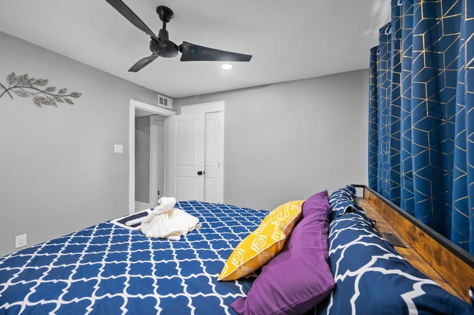 Inviting 2BR Home with Pool & Free Park Apartment in Harris County