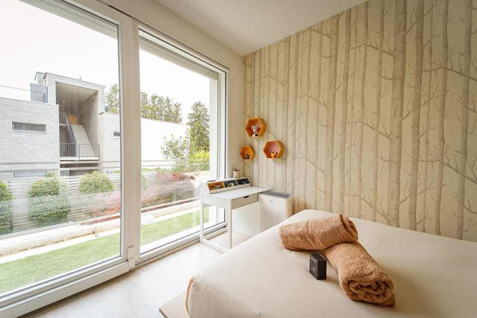 Bed, Bedroom, towels