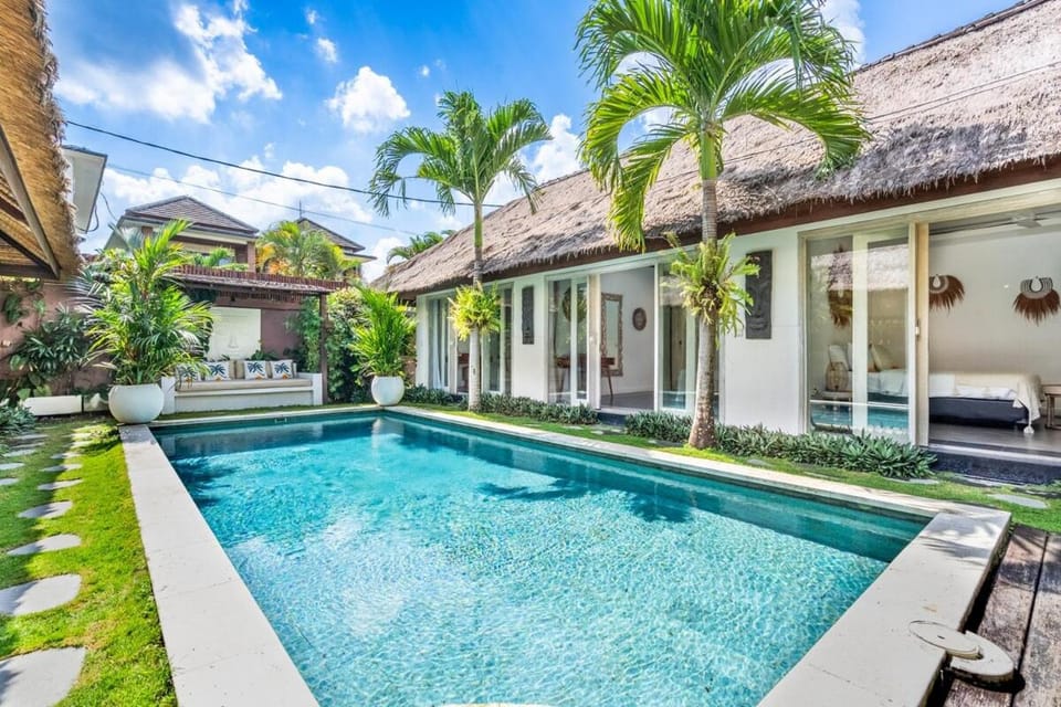 Tropical 4-BR with Private Pool In Canggu- Bali Villa in North Kuta