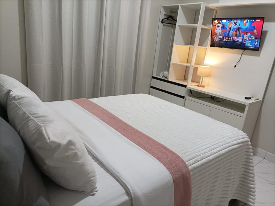 Bed, TV and multimedia, Bedroom