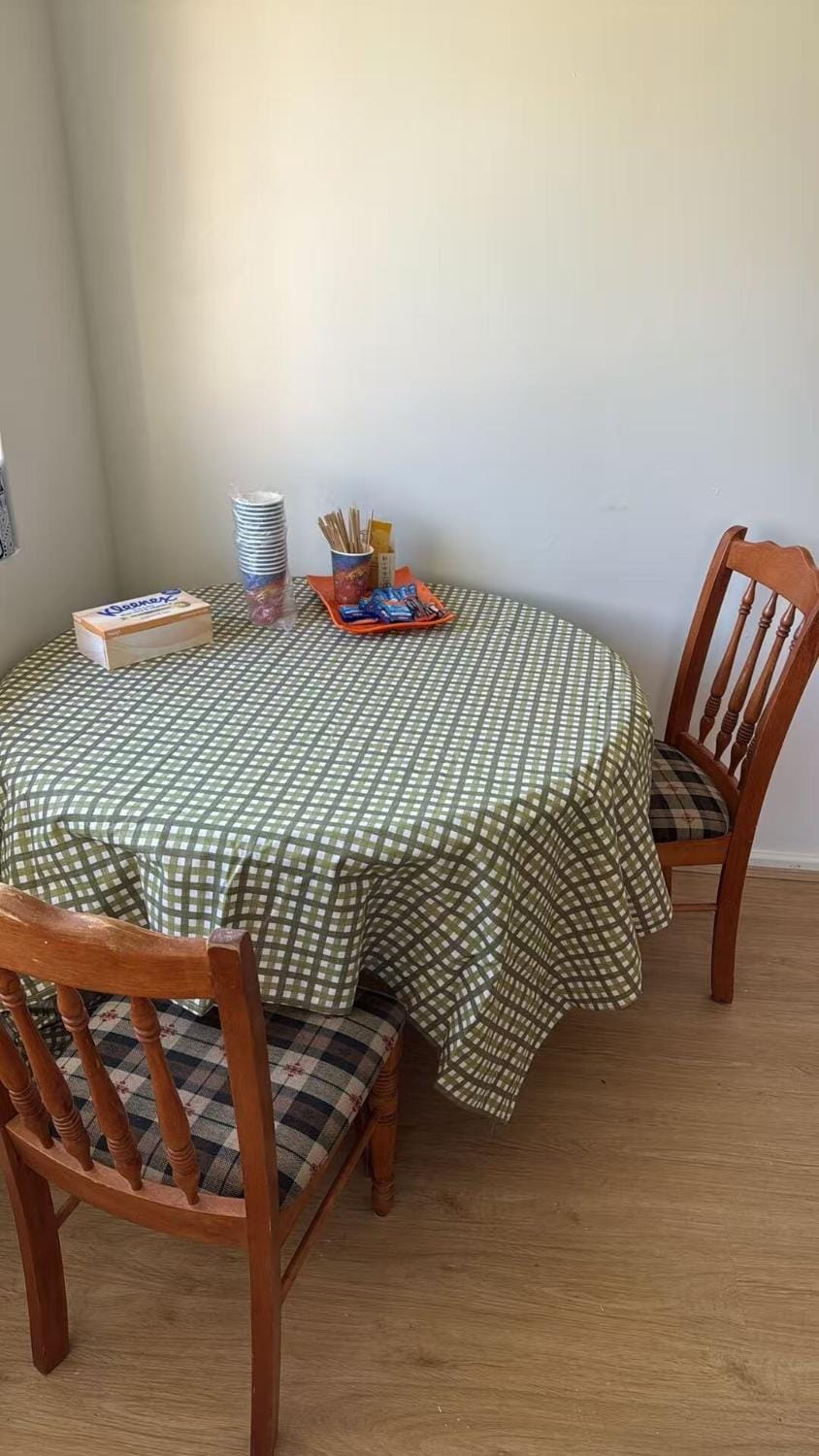 Room 1 Bright Spacious Room Walk to Shops Bed and Breakfast in Kelmscott