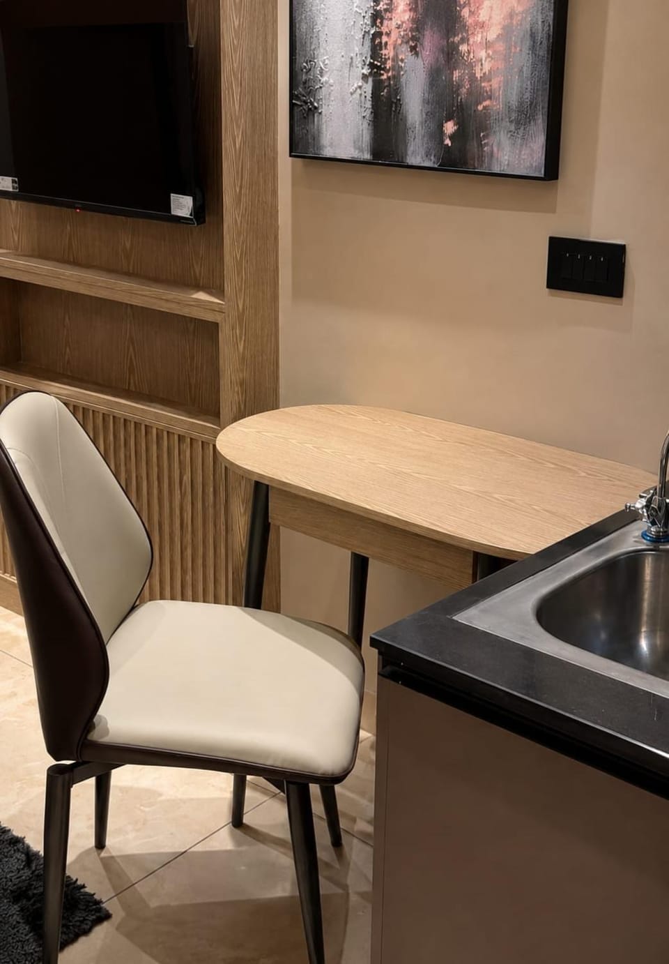 Avaason Luxuries TownCentral Cozy Studioo Apartment in Noida