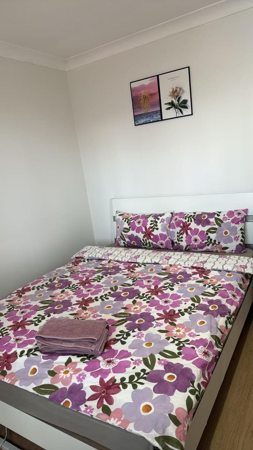 Room 2 Bright Spacious Room Walk to Shops Bed and Breakfast in Kelmscott