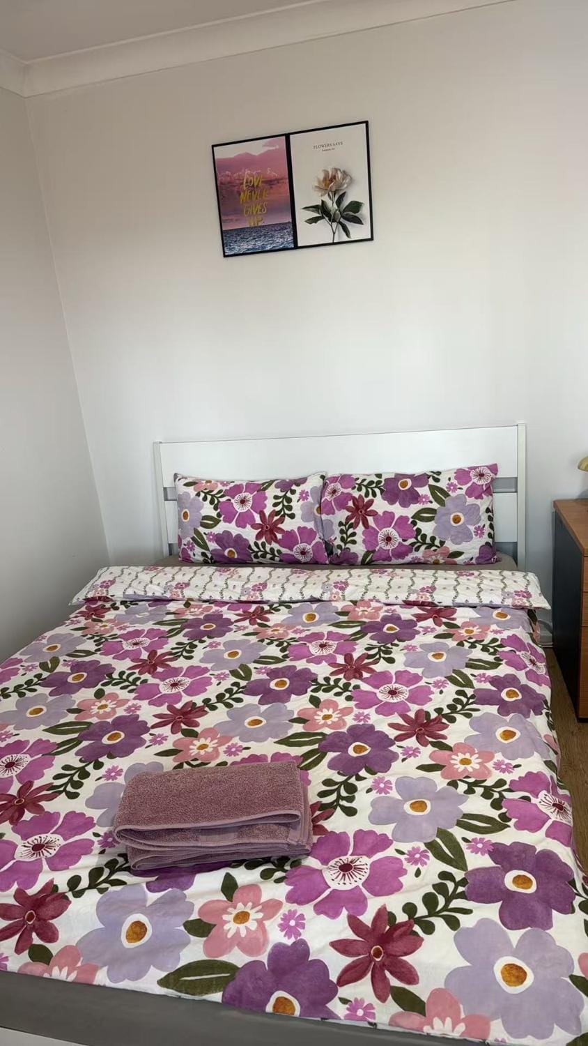 Room 2 Bright Spacious Room Walk to Shops Bed and Breakfast in Kelmscott