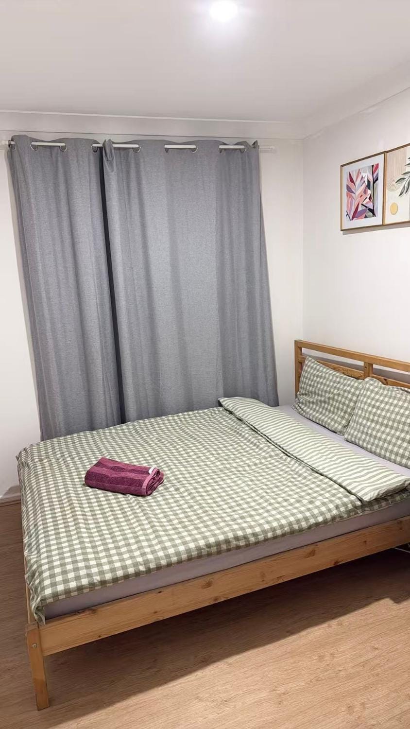 Room 4 Bright Comfortable Room Walk to Shops Bed and Breakfast in Kelmscott