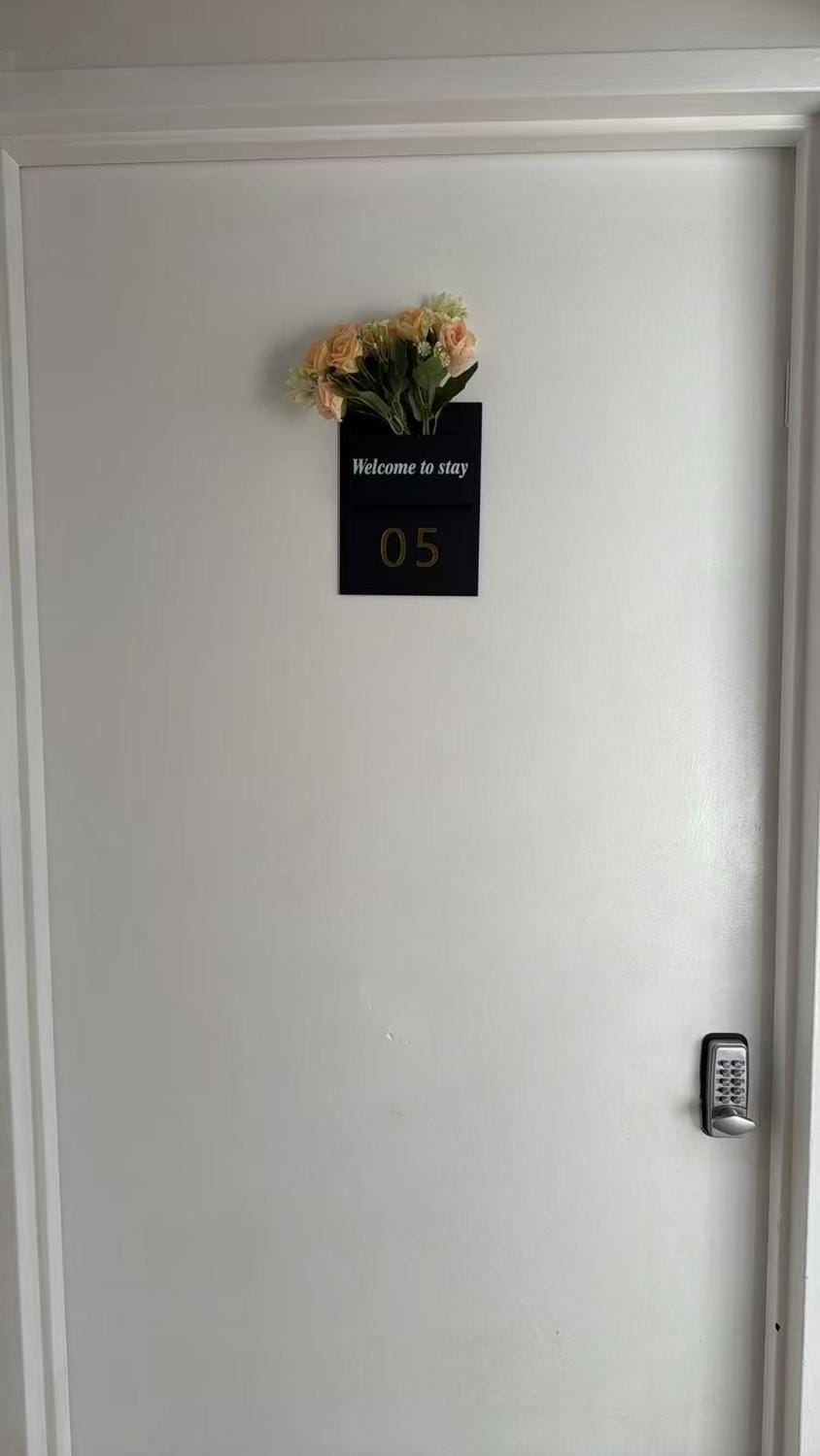 Room 5 Bright Comfortable Room Walk to Shops Bed and Breakfast in Kelmscott
