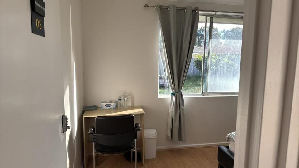 Room 5 Bright Comfortable Room Walk to Shops Bed and Breakfast in Kelmscott