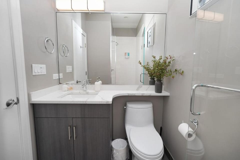Little Italy 5BR Stay with Optional Parking Apartment in Chicago