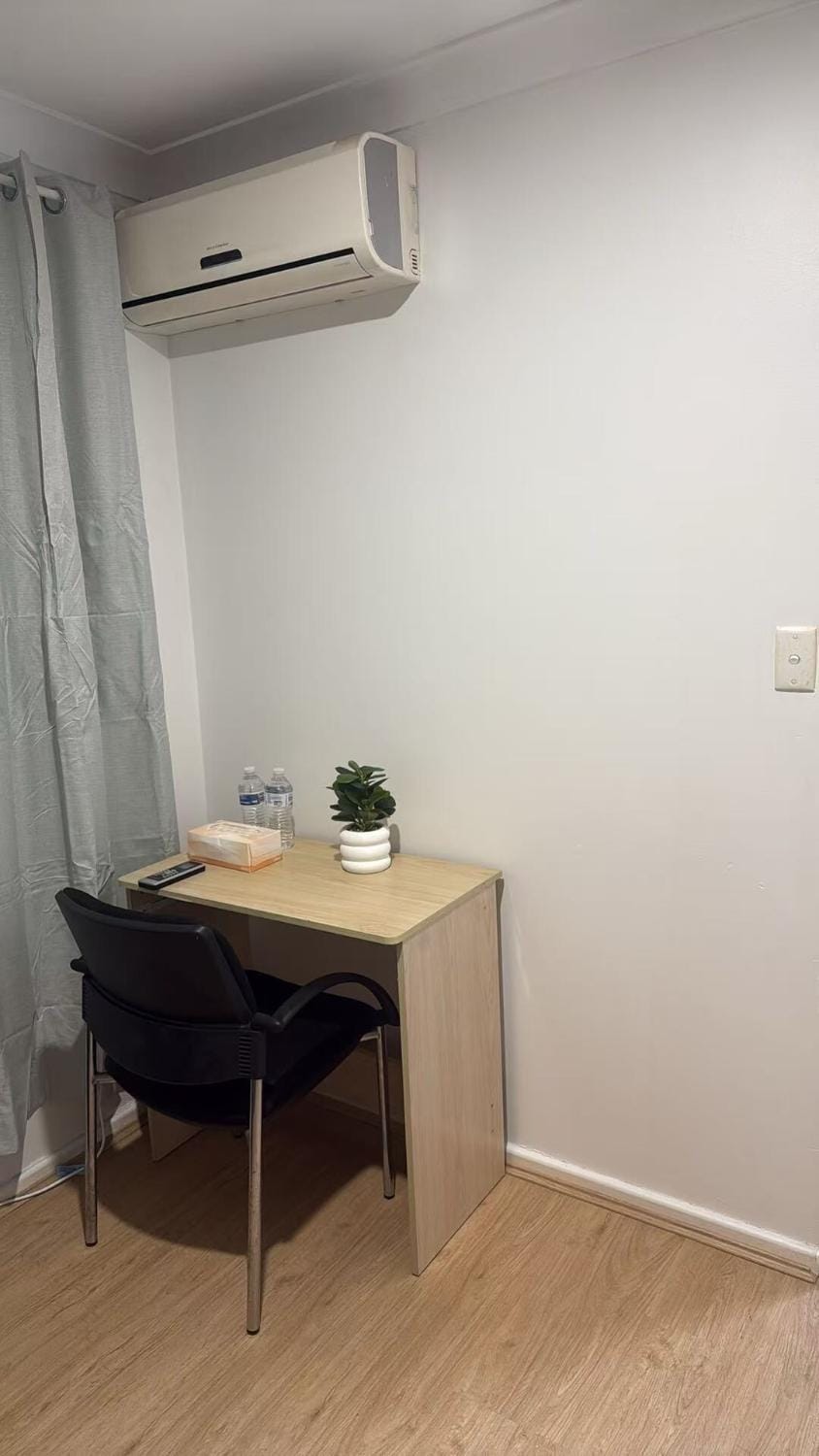 Room 6 Quiet Comfortable Room Walk to Shops Bed and Breakfast in Kelmscott