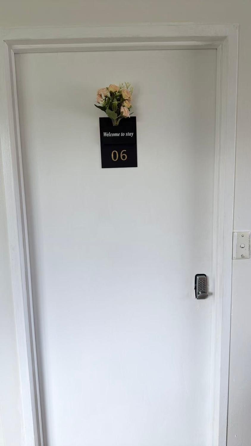 Room 6 Quiet Comfortable Room Walk to Shops Bed and Breakfast in Kelmscott