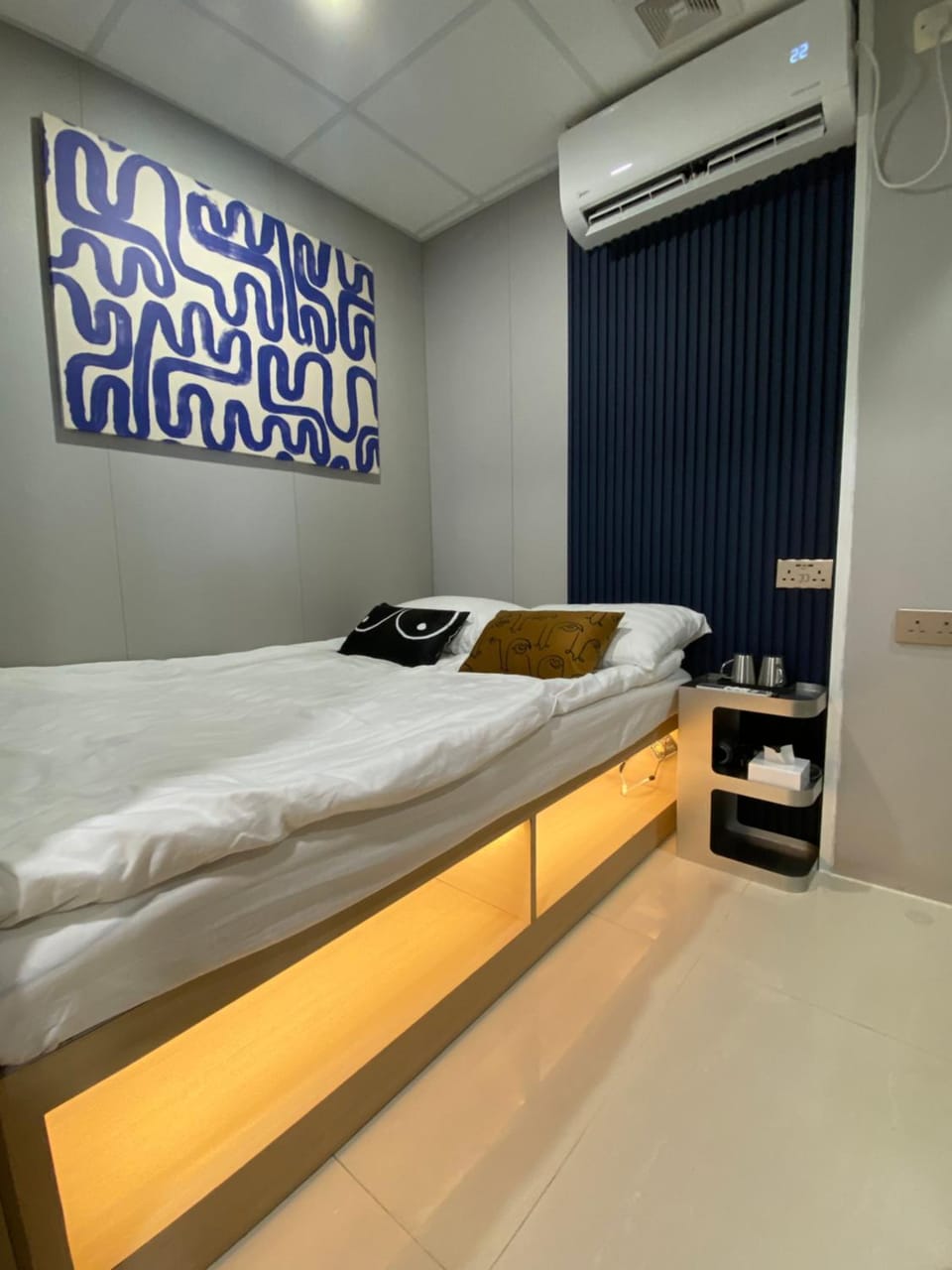 Bed, Photo of the whole room, Bedroom