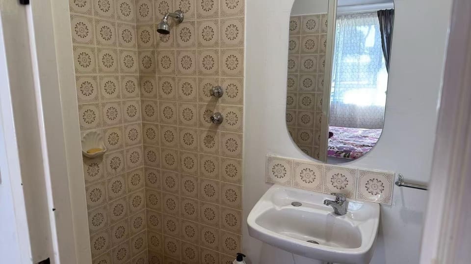 Room 3 Spacious Room with Private Bathroom Walk to Shops Bed and Breakfast in Kelmscott
