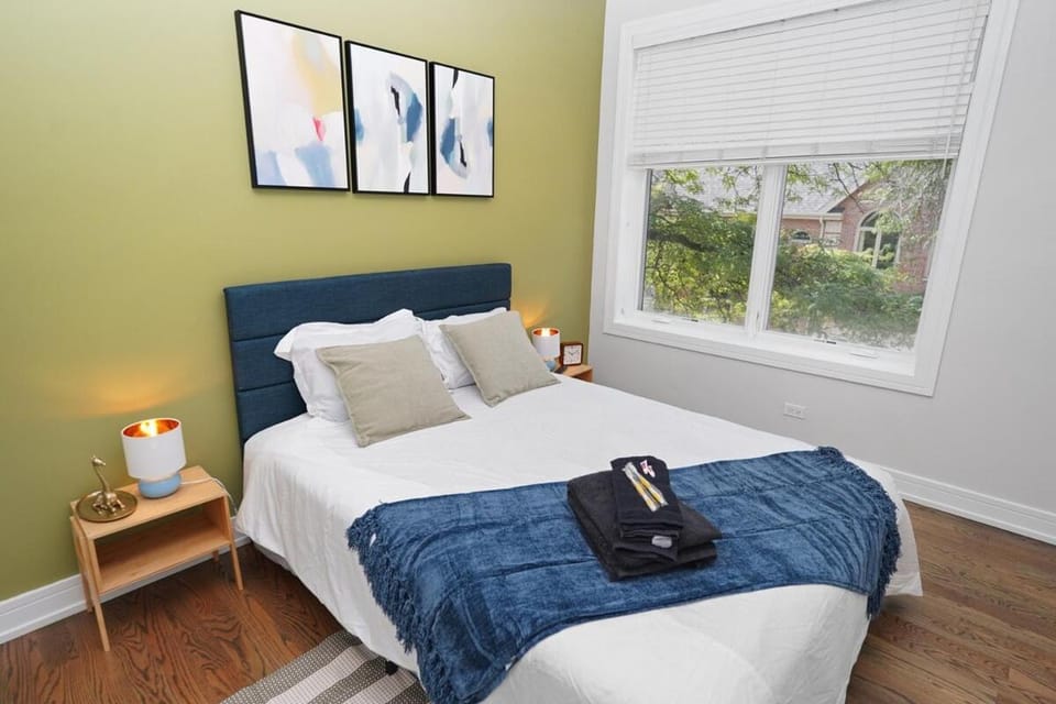 Chic Little Italy 4BR Stay with Optional Parking Apartment in Chicago
