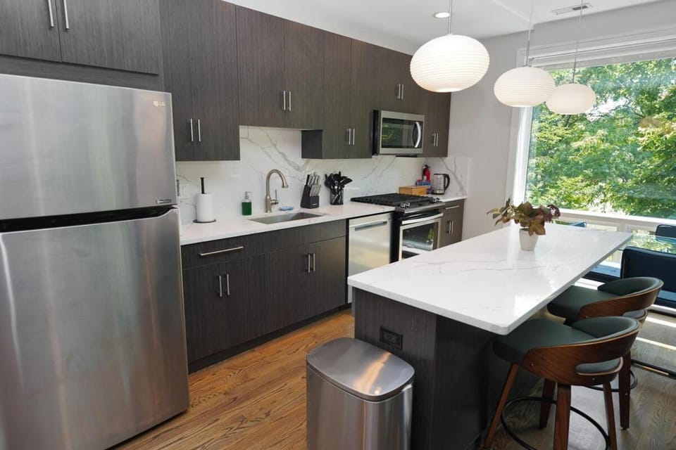 Chic Little Italy 4BR Stay with Optional Parking Apartment in Chicago