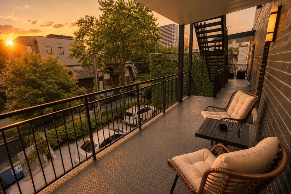 Chic Little Italy 4BR Stay with Optional Parking Apartment in Chicago