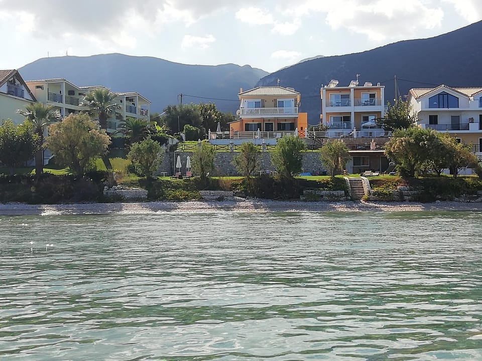 Laura Beach House Apartment in Katastari