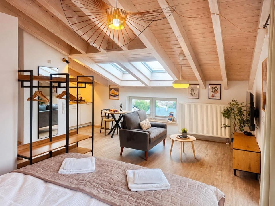 Bed, Living room, Photo of the whole room, Seating area, Dining area, Bedroom