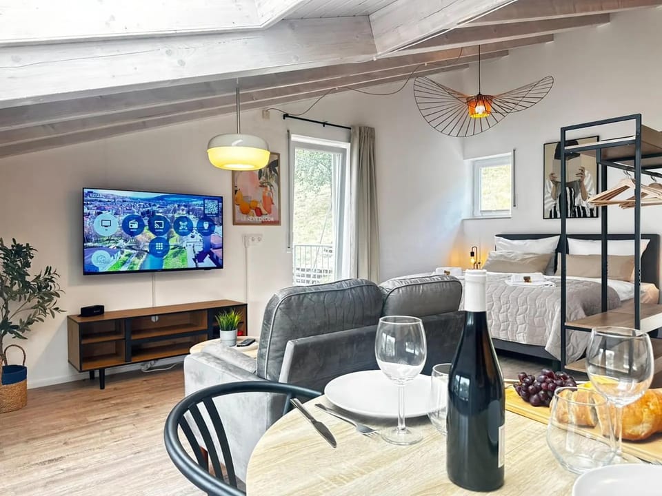 Bed, TV and multimedia, Living room, Photo of the whole room, Seating area, Dining area, Bedroom