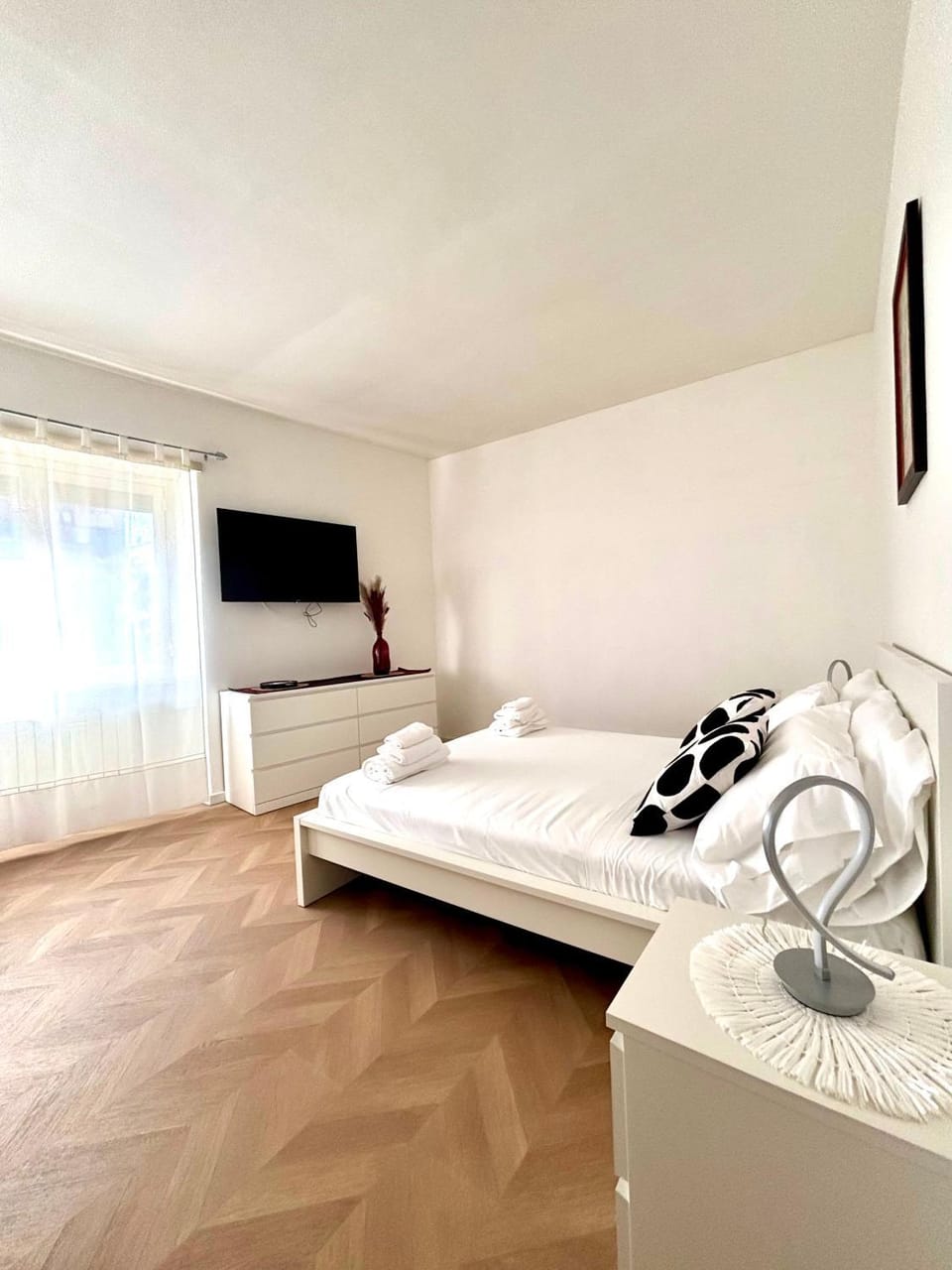 Bed, TV and multimedia, Photo of the whole room, Bedroom