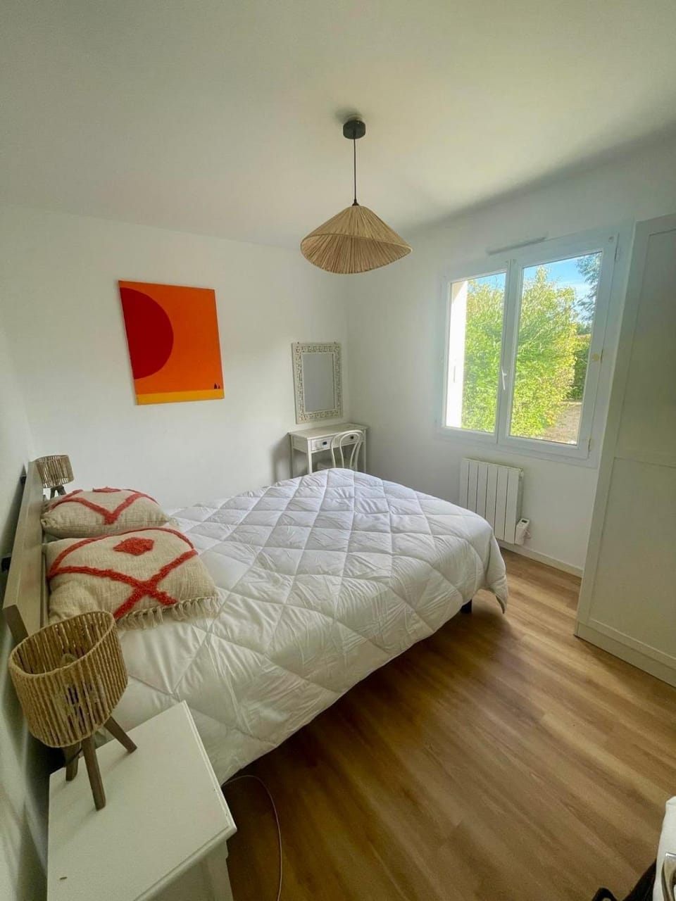 Photo of the whole room, Bedroom