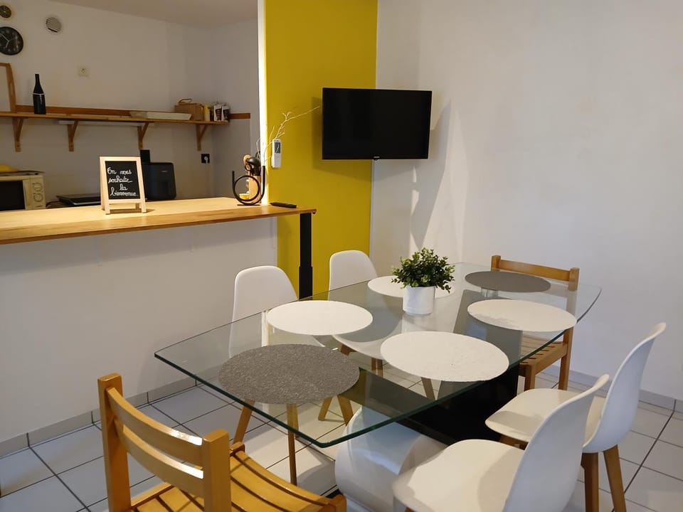 Kitchen or kitchenette, Dining area