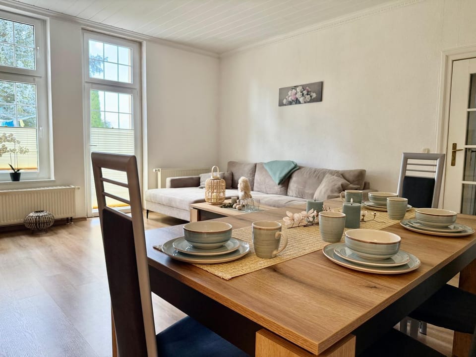 Coffee/tea facilities, Living room, Seating area, Dining area