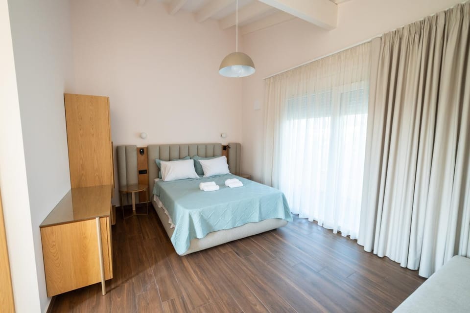Bed, Photo of the whole room, wardrobe