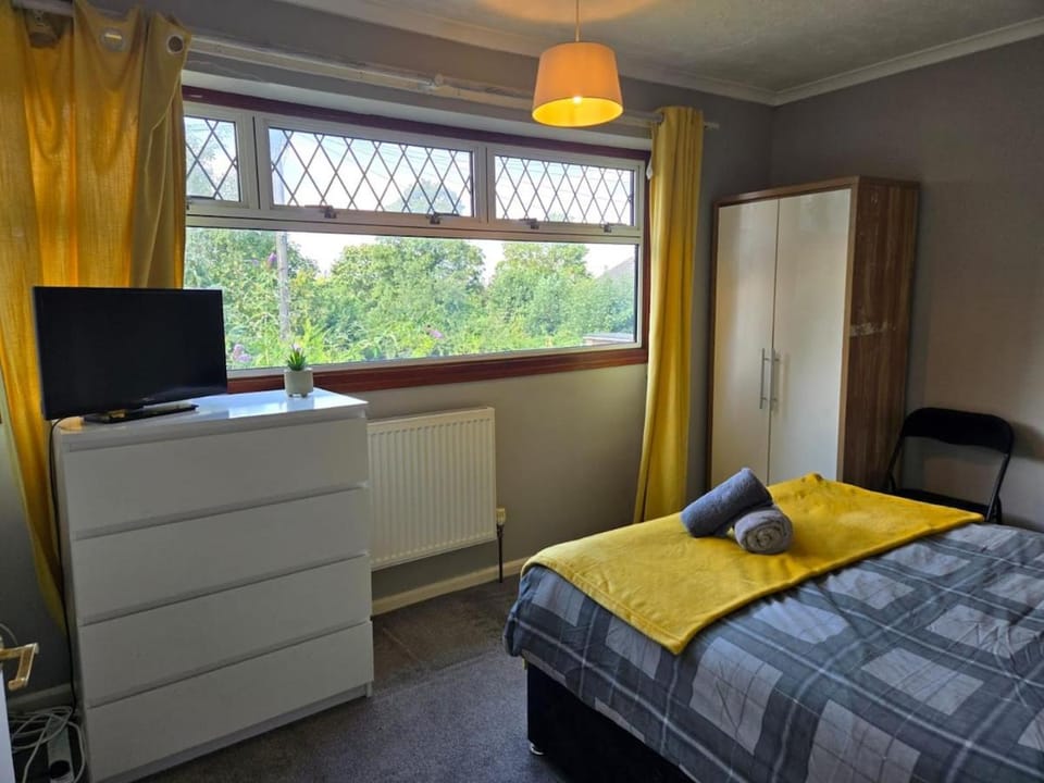 Charming 4 Bed with Free Parking Apartment in Norwich