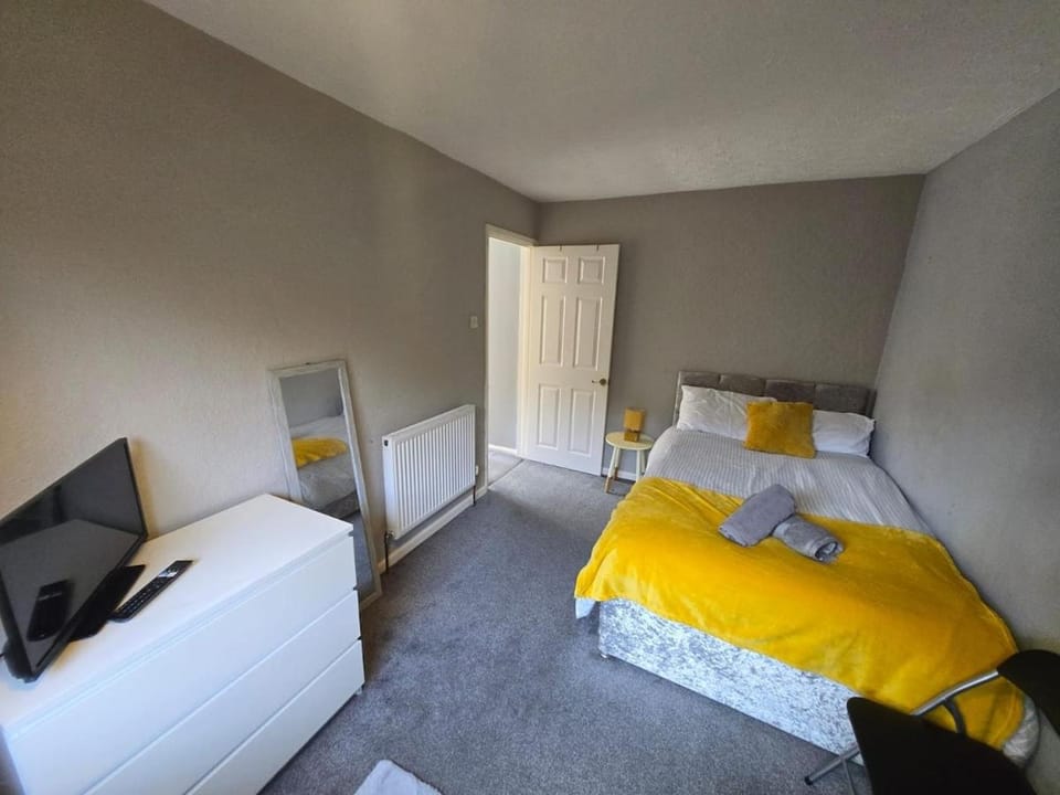 Charming 4 Bed with Free Parking Apartment in Norwich