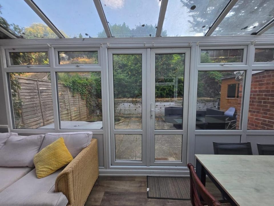 Charming 4 Bed with Free Parking Apartment in Norwich