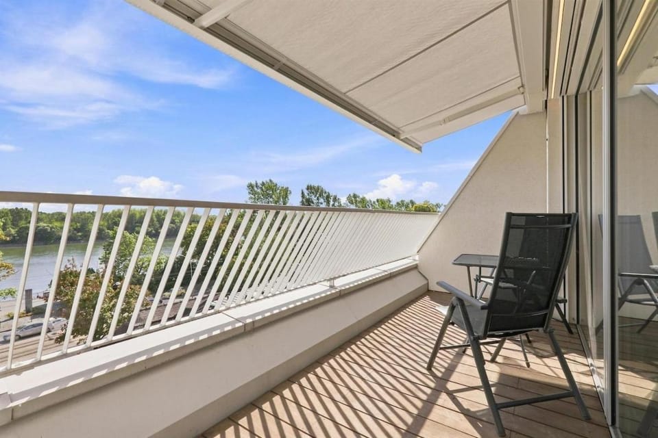 Communal lounge/ TV room, Day, Natural landscape, TV and multimedia, Evening entertainment, River view